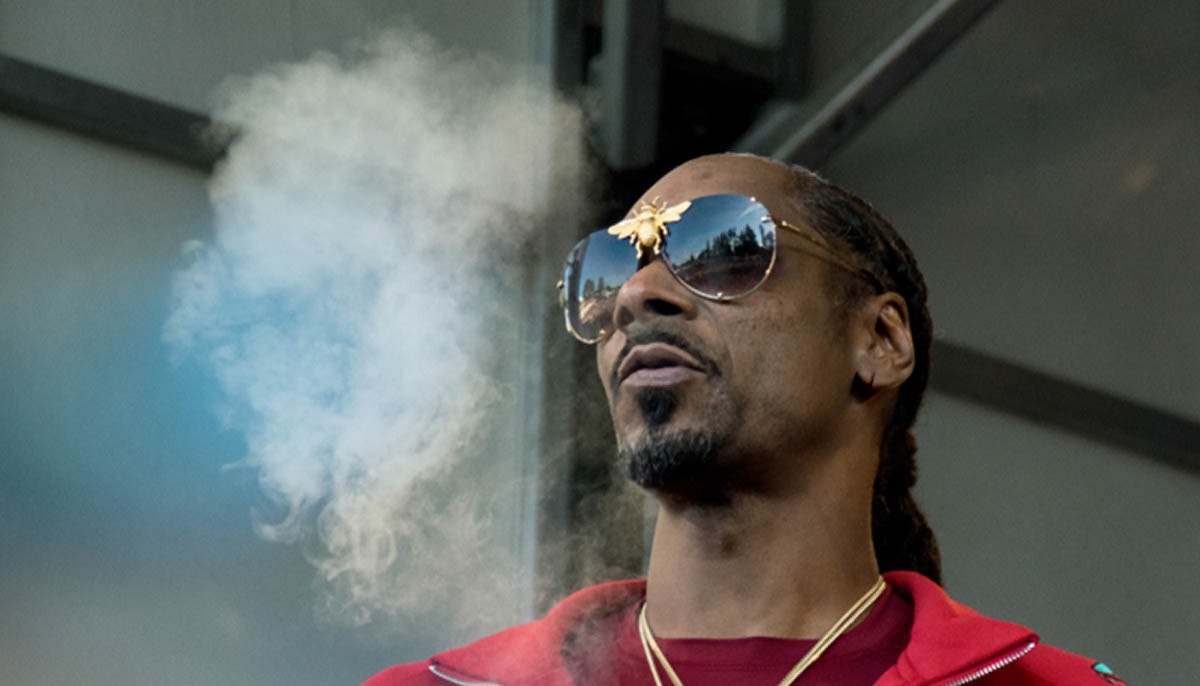 Snoop Dog pays 50k a year for blunt roller job feat