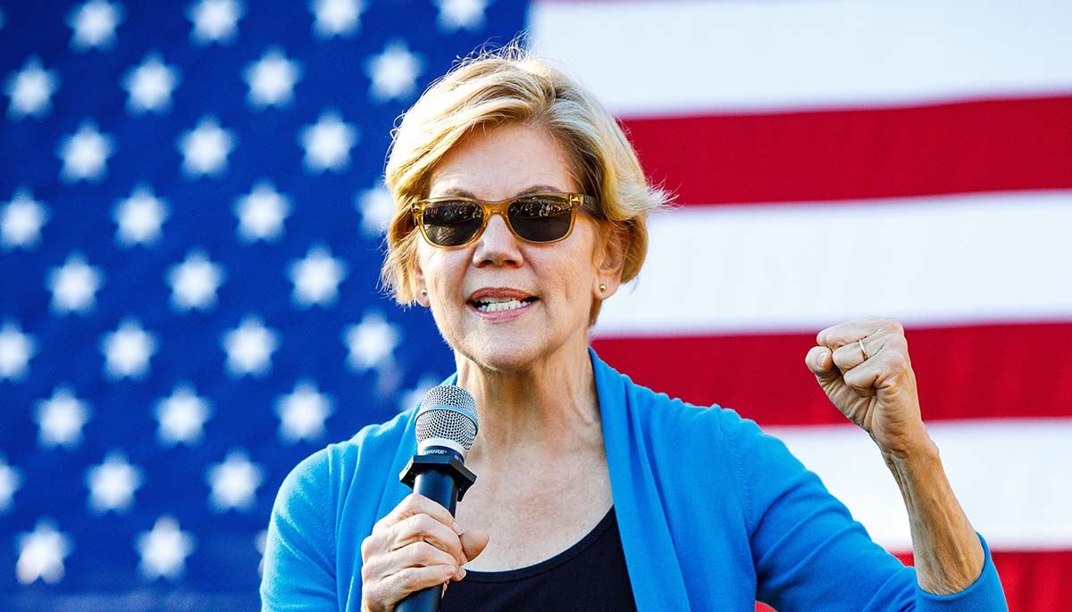  Elizabeth Warren campaigns in New Hamsphire while wearing sunglasses