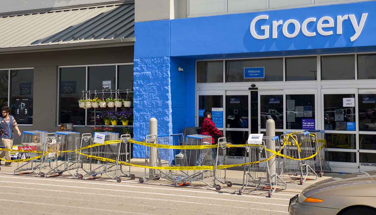 a Walmart with controlled line entering building because of coronavirus