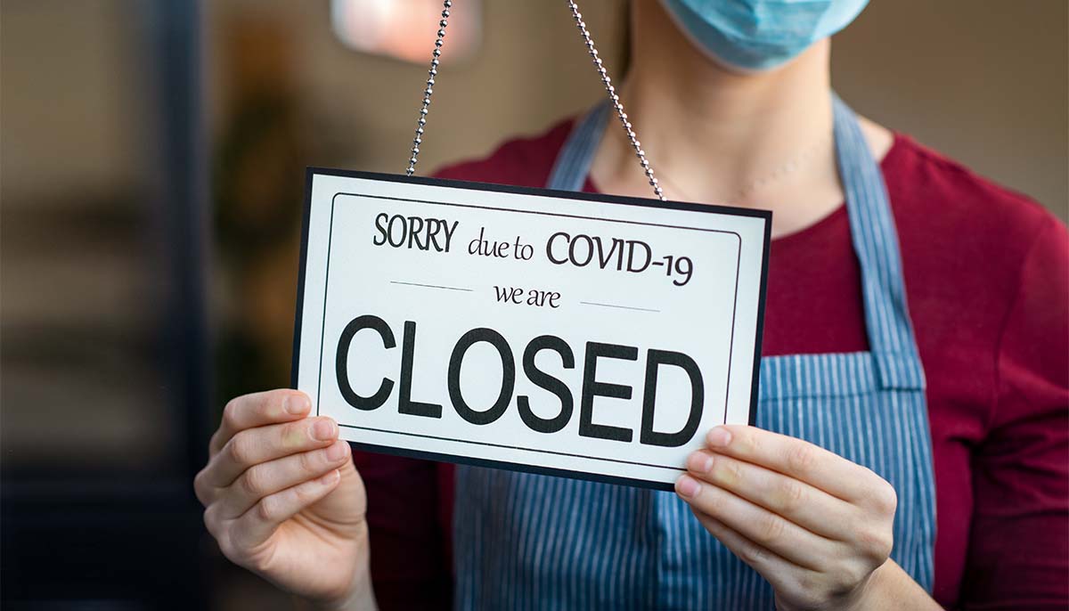  closing sign on business thanks to coronavirus