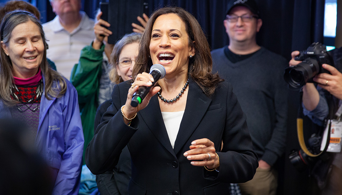 kamala-harris-gives-smiling-speech-during-political-event