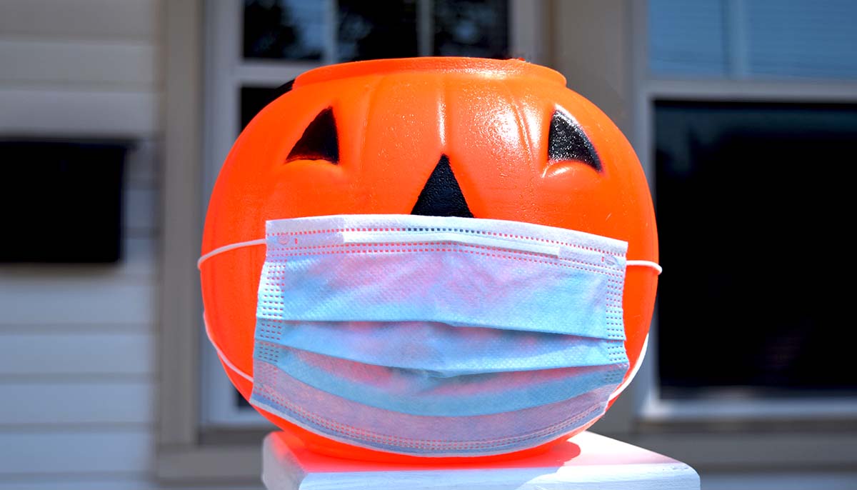 pumpkin with coronavirus mask